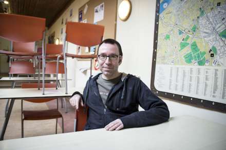 Patrick Hennau, teamverantwoordelijke van De Steenhouwer, heeft voor een laatste keer de stoelen op tafel gezet. (Foto: Joy De M